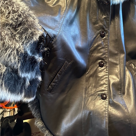 Black Lamb Leather Cape, with Fox Fur Trim - Picture 4 of 8